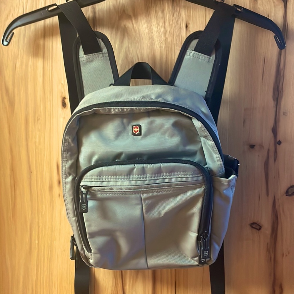 NWOT Victorinox Flex Pack 11" (Grey/Silver)